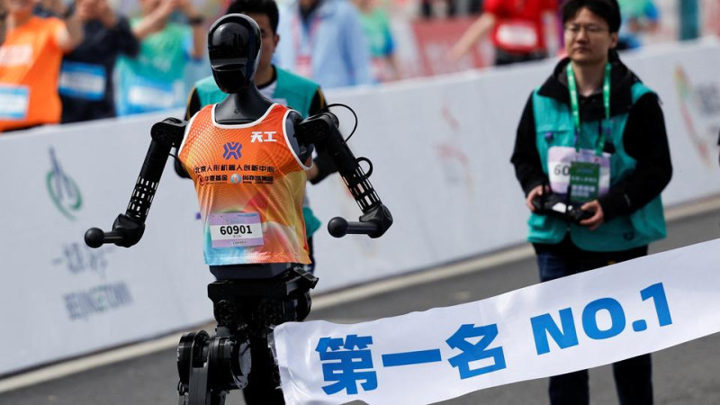 Pekin’de yarı maratonda robotlar insanlarla yarıştı