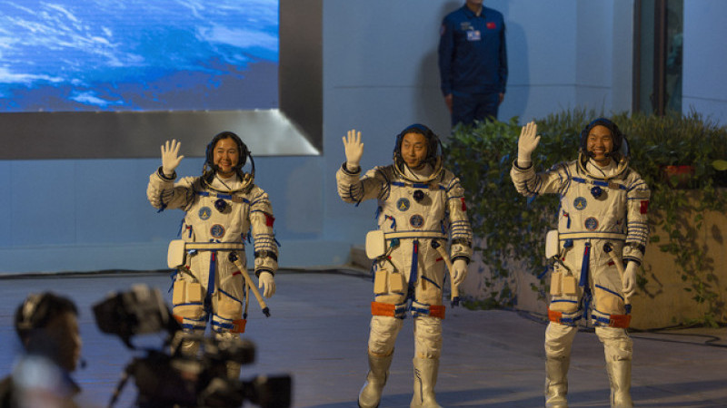 Çin'in uzay istasyonundaki Shenzhou-19 taykonot ekibi 6 ay sonra Dünya'ya döndü