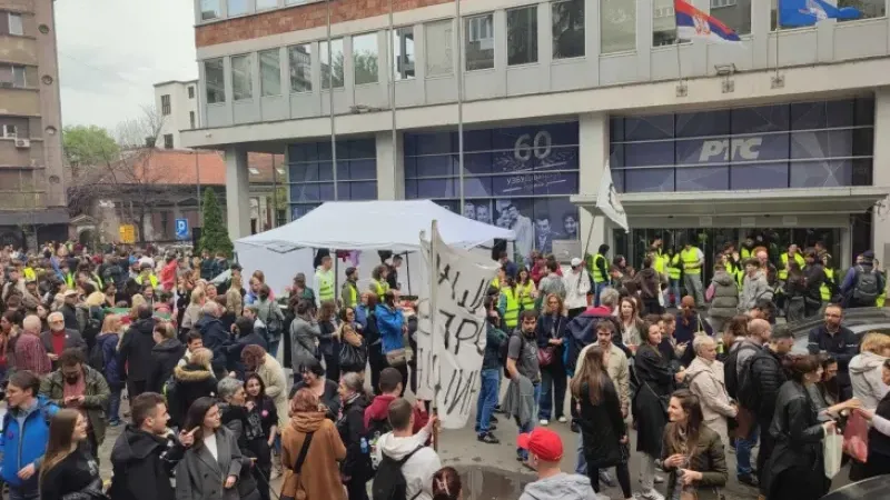 Sırbistan`da protestocu öğrenciler devlet televizyonunu ablukaya aldı