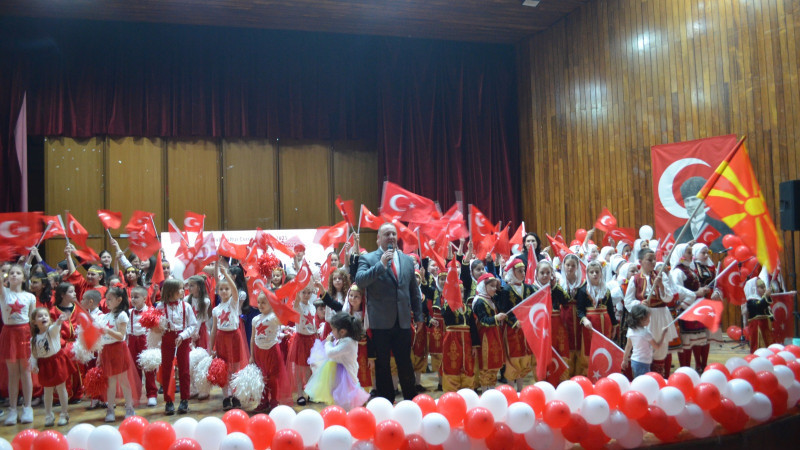 Dans, ritim, renk, çoşku: Üsküp'te 23 Nisan şenliği zirvede