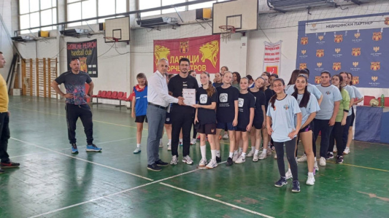 Tefeyyüz'ün kız futsal takımı Üsküp çapında yapılan turnuvada üçüncü oldu