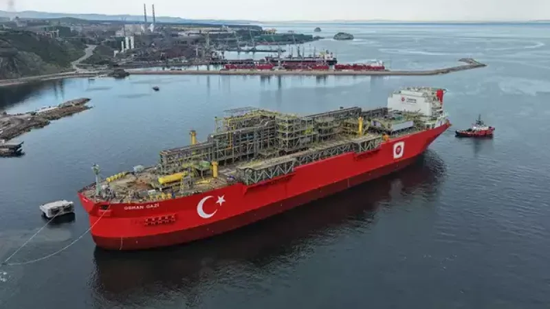 Türkiye'nin ilk Yüzer Üretim Tesisi 'Osman Gazi', İstanbul Boğazı'ndan geçiyor