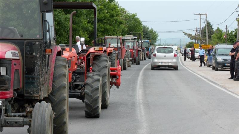 Pirinç üreticileri Koçana–İştip yolunu kapattı: Su yok, destek yetersiz, bakan sözünü tutmadı