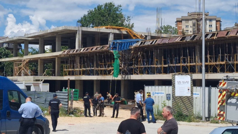 Manastır’da eski kışla alanındaki şantiyede vinç devrildi: Yaralanan olmadı