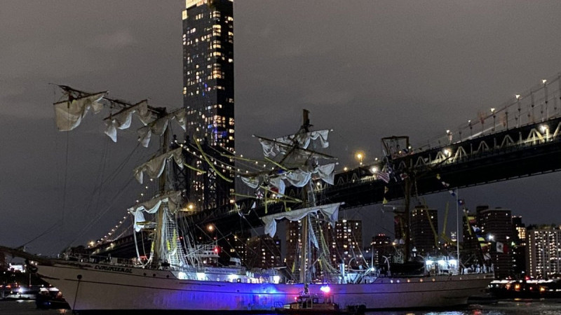 Meksika donanmasına ait eğitim gemisi Brooklyn Köprüsü'ne çarptı: 2 ölü, 19 yaralı