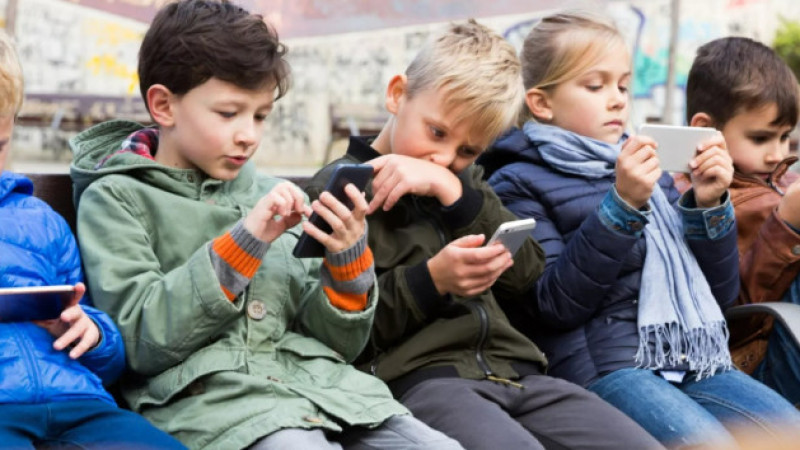 AB okullarda telefon kullanımını yasaklayacak mı?