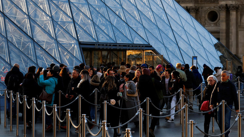 Louvre müzesi aşırı turizme direnemedi: Çalışanlar şaşırtıcı bir şekilde greve gitti