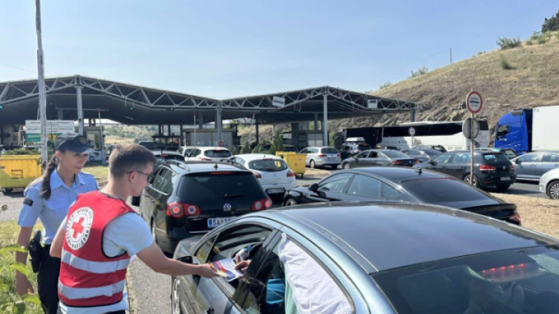 Sınır kapılarında yaz güvenliği için uyarı: Sürücülere su ve bilgilendirme broşürü dağıtıldı