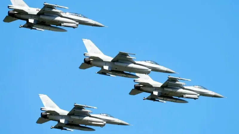 Hollanda, Romanya'ya 18 F-16 bağışladı