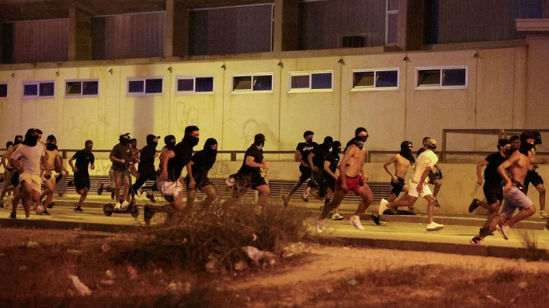 İspanyollar göçmenlere karşı ayaklandı: Sokaklara anarşi hakim