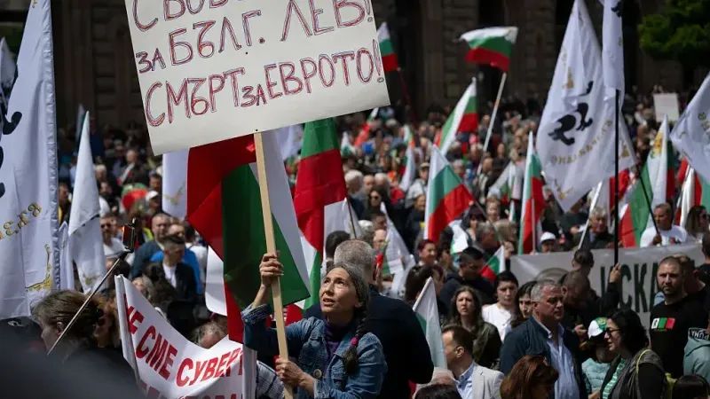 Bulgar levası için sokaklara döküldüler: Sofya ve diğer şehirlerde avro protestosu