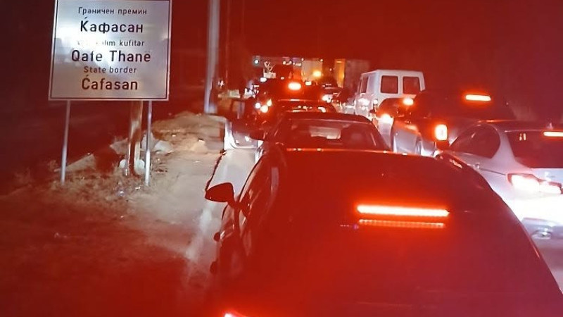 Kafasan sınır kapısı çöktü: Ülkeye giriş için gergin bekleyiş!