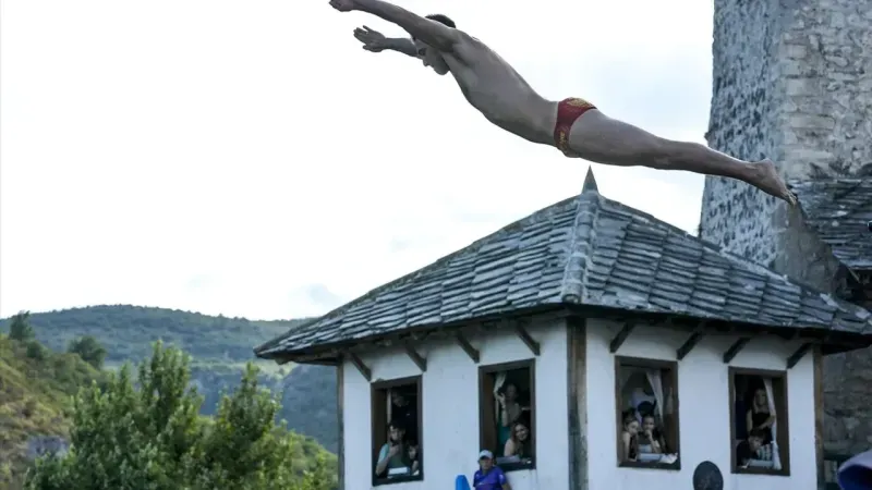 Mostar'da geleneksel köprü atlayışlarının 459'uncusu düzenlendi