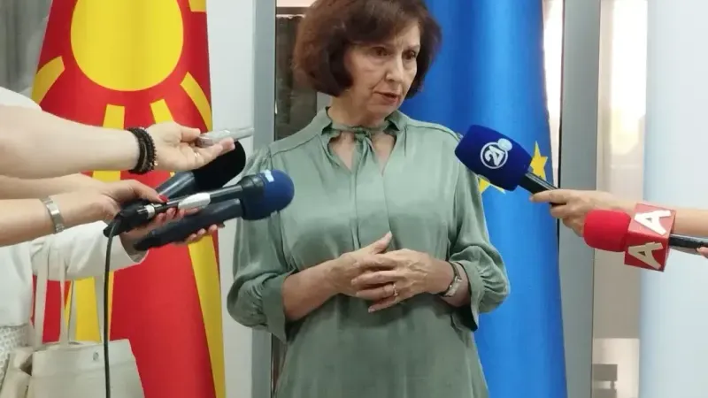 Silyanovska Davkova: Romanlar için 