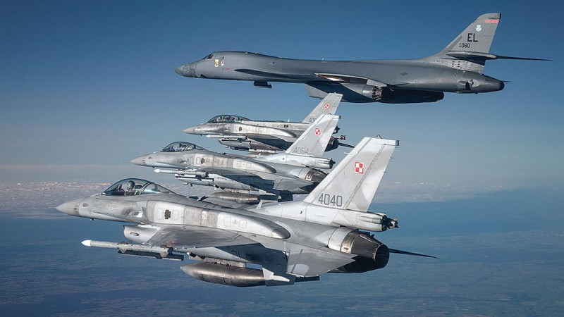 Polonya savaş uçaklarını havalandırdı: Ukrayna saldırılarına hava savunma alarmı