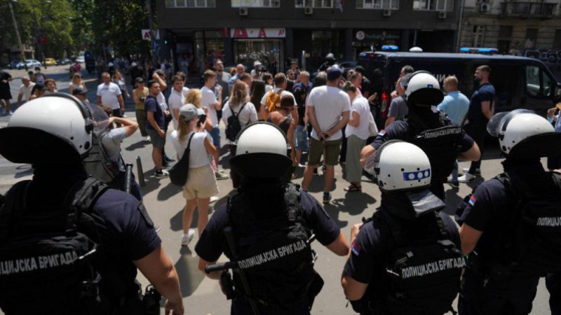 Sırbistan’da polis müdahalesine rağmen protestolar sürüyor